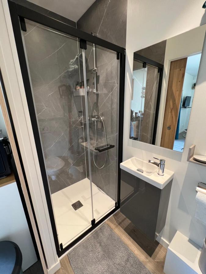 Charmante Maison A 2 Pas De La Avec Son Jardin Pour 2 Adultes Et 2 Enfants *