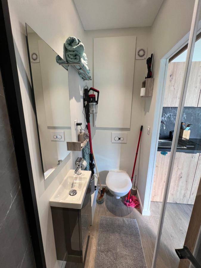 Charmante Maison A 2 Pas De La Avec Son Jardin Pour 2 Adultes Et 2 Enfants *
